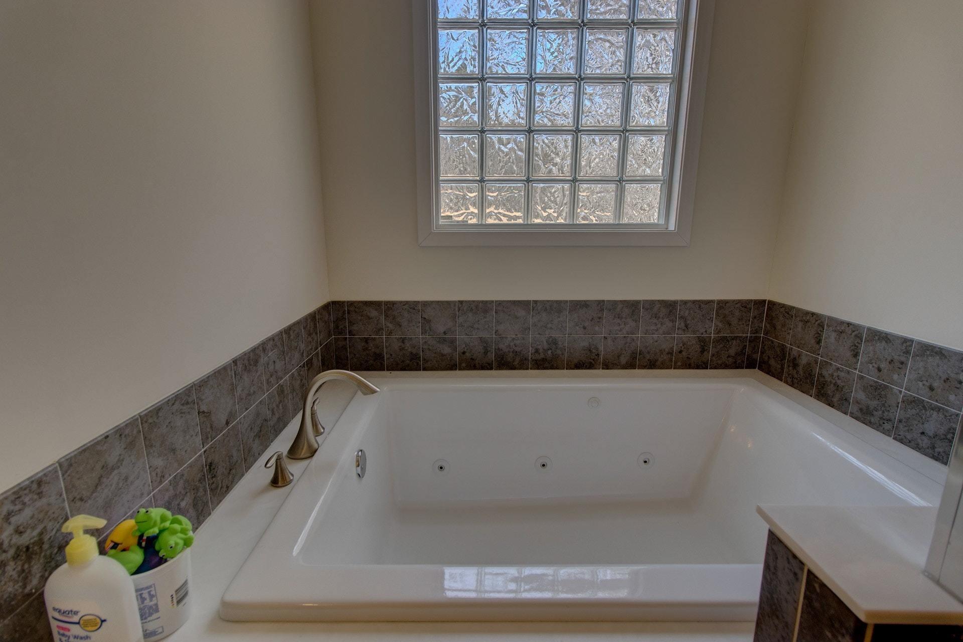 1381 Nemmo Road Vinton, VA 24179 - Photo 19 of 39 a bathroom with a bathtub