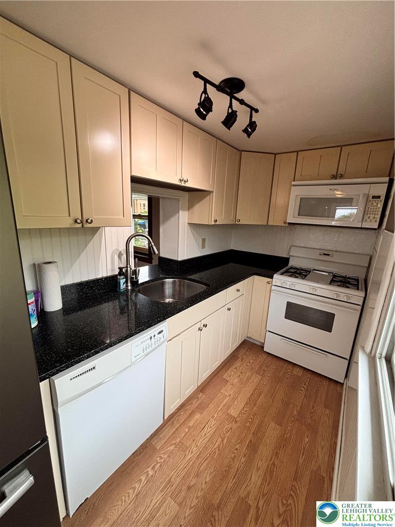 414 South 6th Street Emmaus, PA 18049 - Photo 9 of 29 Quartz Countertop