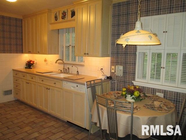 4227 North Wycliffe Road Peoria, IL 61614 - Photo 8 of 36 Gallery Image 8
