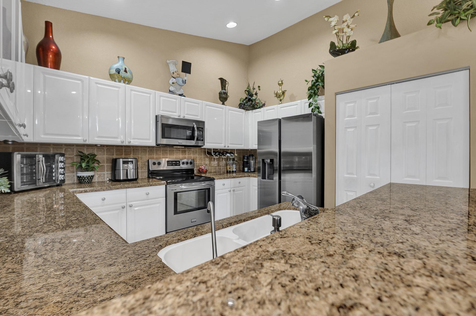 18444 Vía Di Regina Boca Raton, FL 33496 - Photo 19 of 56 KITCHEN