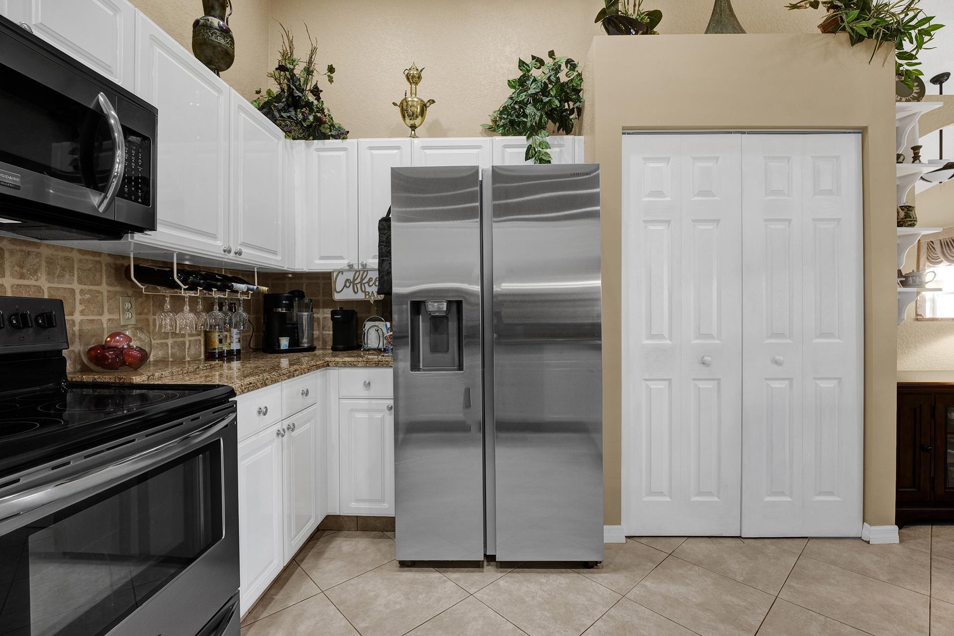 18444 Vía Di Regina Boca Raton, FL 33496 - Photo 20 of 56 KITCHEN