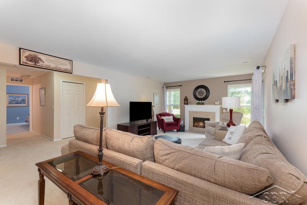 3390 Tremonte Circle Rochester, MI 48306 - Photo 4 of 27 Living Room