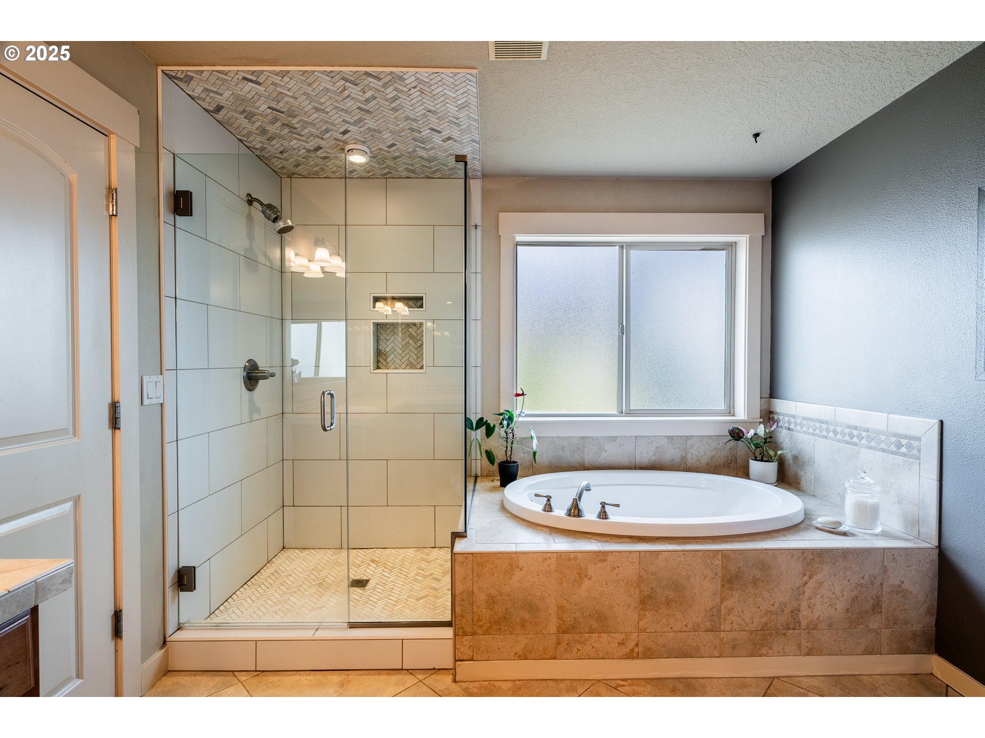 16472 Southwest 133rd Terrace Tigard, OR 97224 - Photo 30 of 48 a bathroom with a tub a sink and a mirror