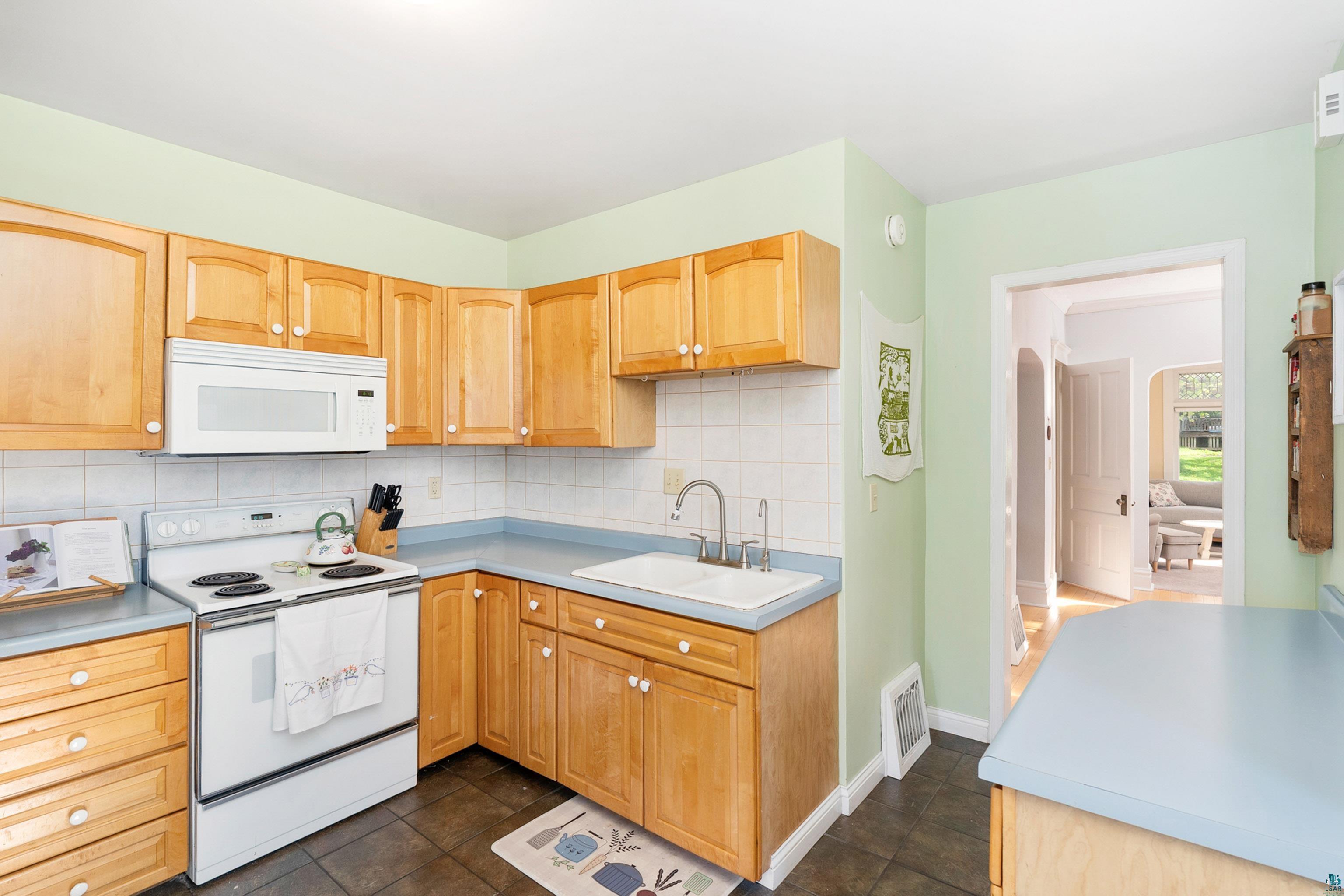 5410 Oneida Street Duluth, MN 55804 - Photo 13 of 58