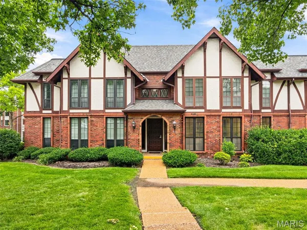 $210,000 | 929 Claytonbrook Drive, Unit 2, Ballwin, MO 63011