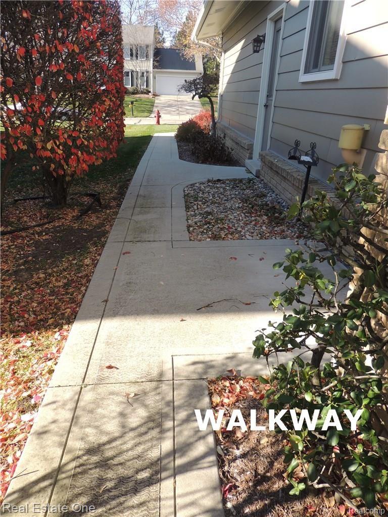767 Baylor Road Rochester, MI 48309 - Photo 17 of 22 DSCN6076.JPG--WALKWAY