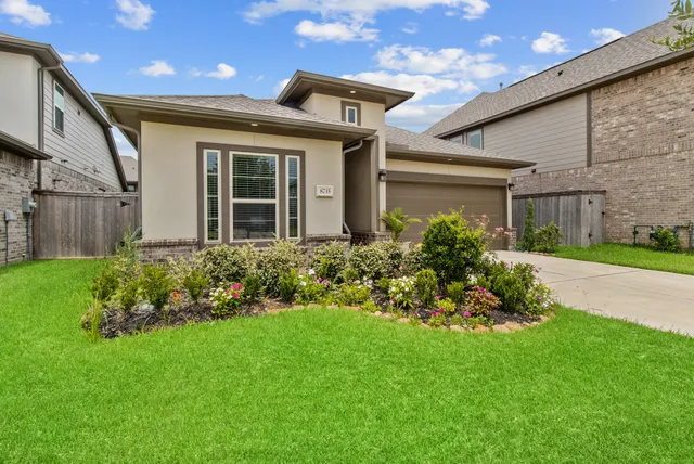 $389,000 | 8735 Laurel Woods Drive, Missouri City, TX 77459