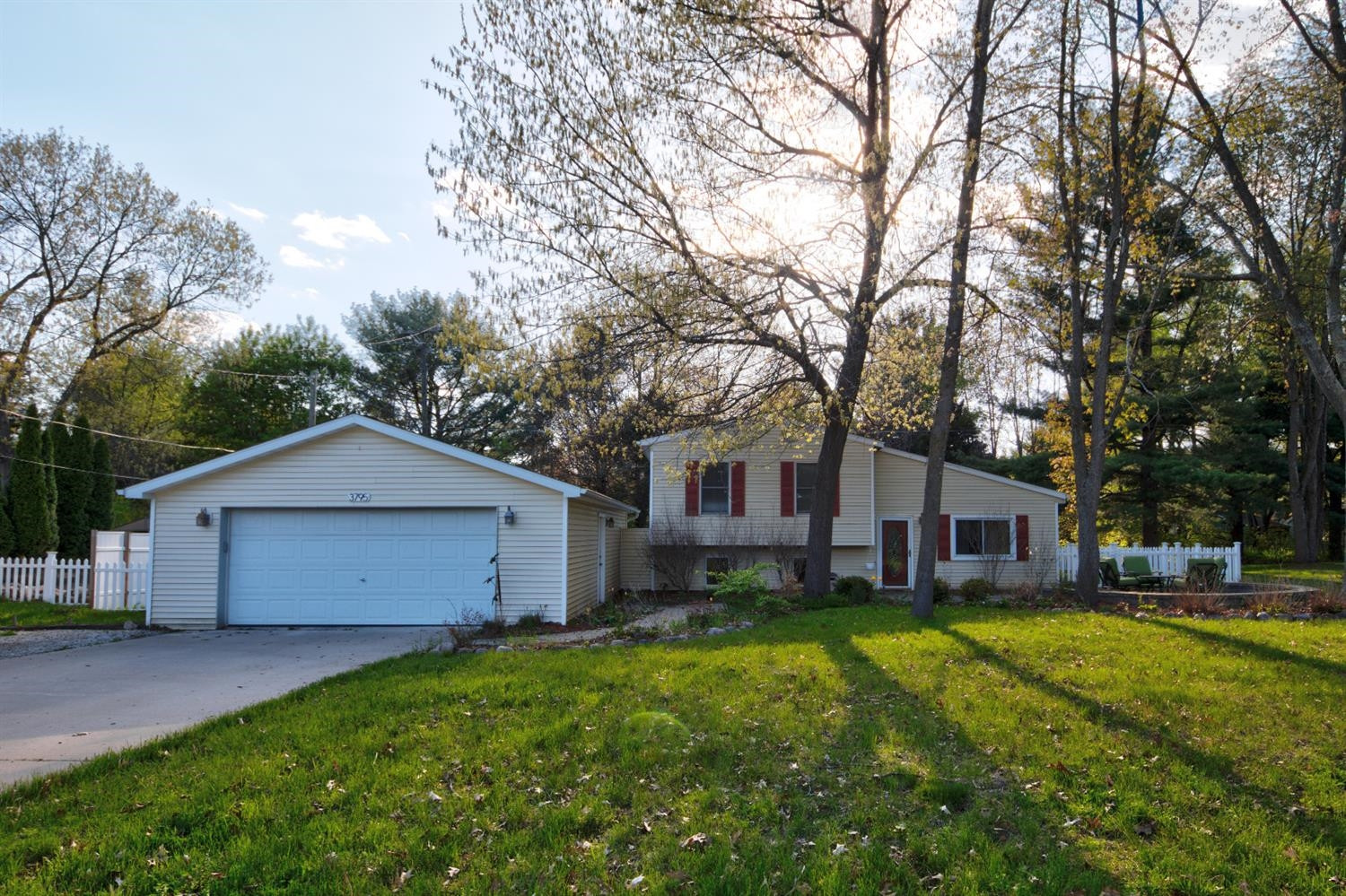 3795 Ponchartrain Pinckney, MI 48169 - Photo 1 of 32 Photo 1