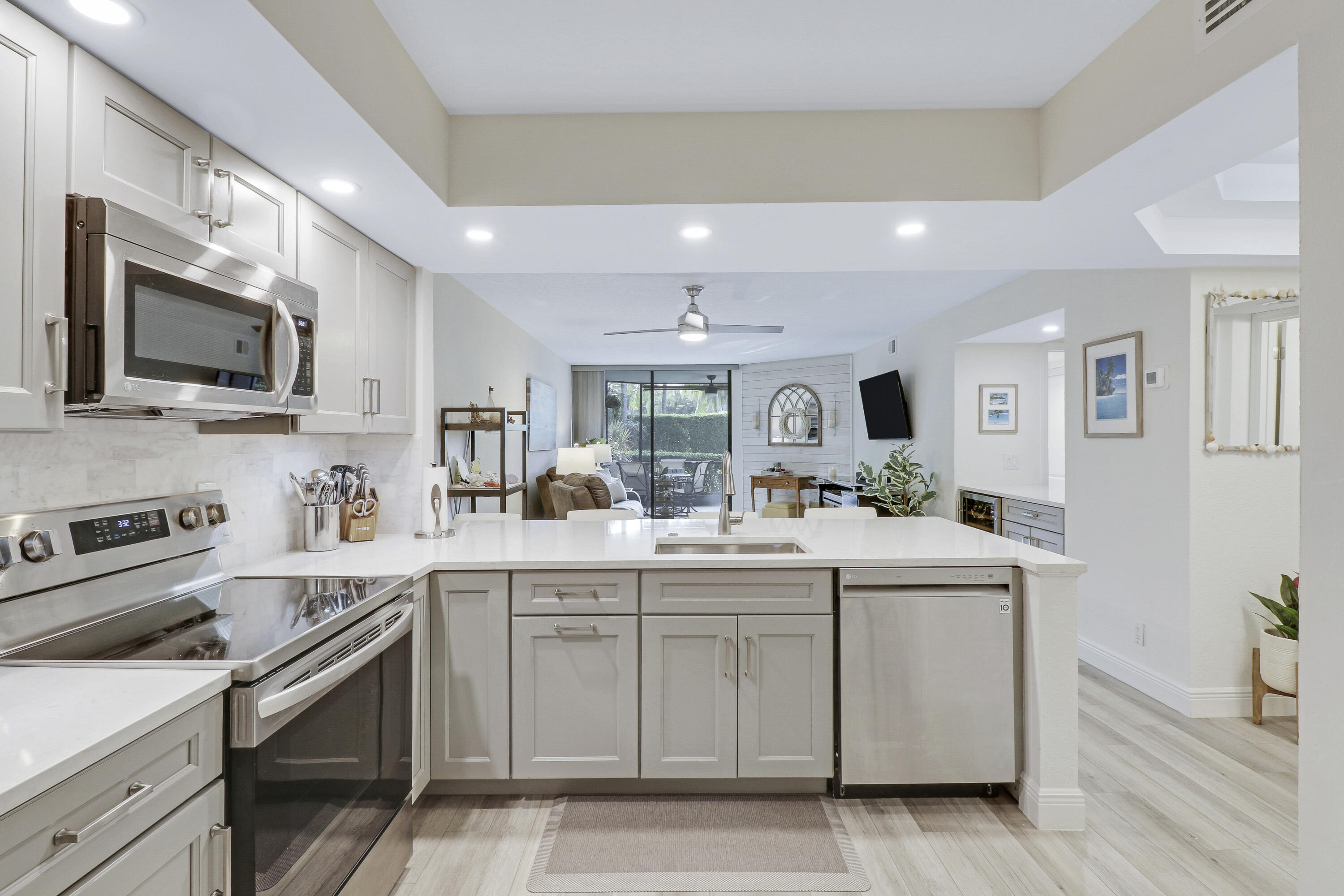 112 Bay Colony Dr North