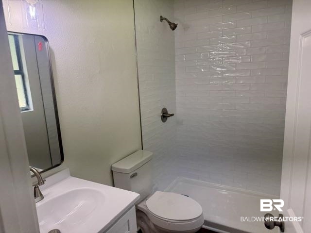 9481 Pinewood Avenue Elberta, AL 36530 - Photo 13 of 24 primary bathroom
