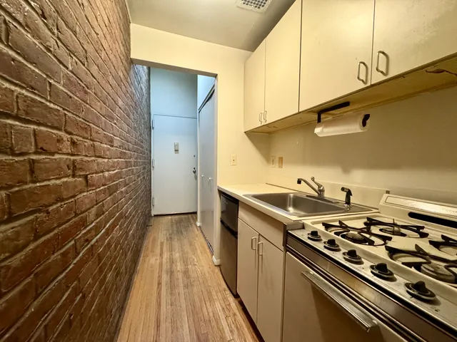 $2,975 | 137 A Christopher Street, Unit 1B | West Village