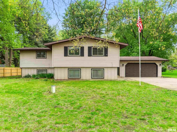$219,900 | 58 South Riverview Drive, East Peoria, IL 61611