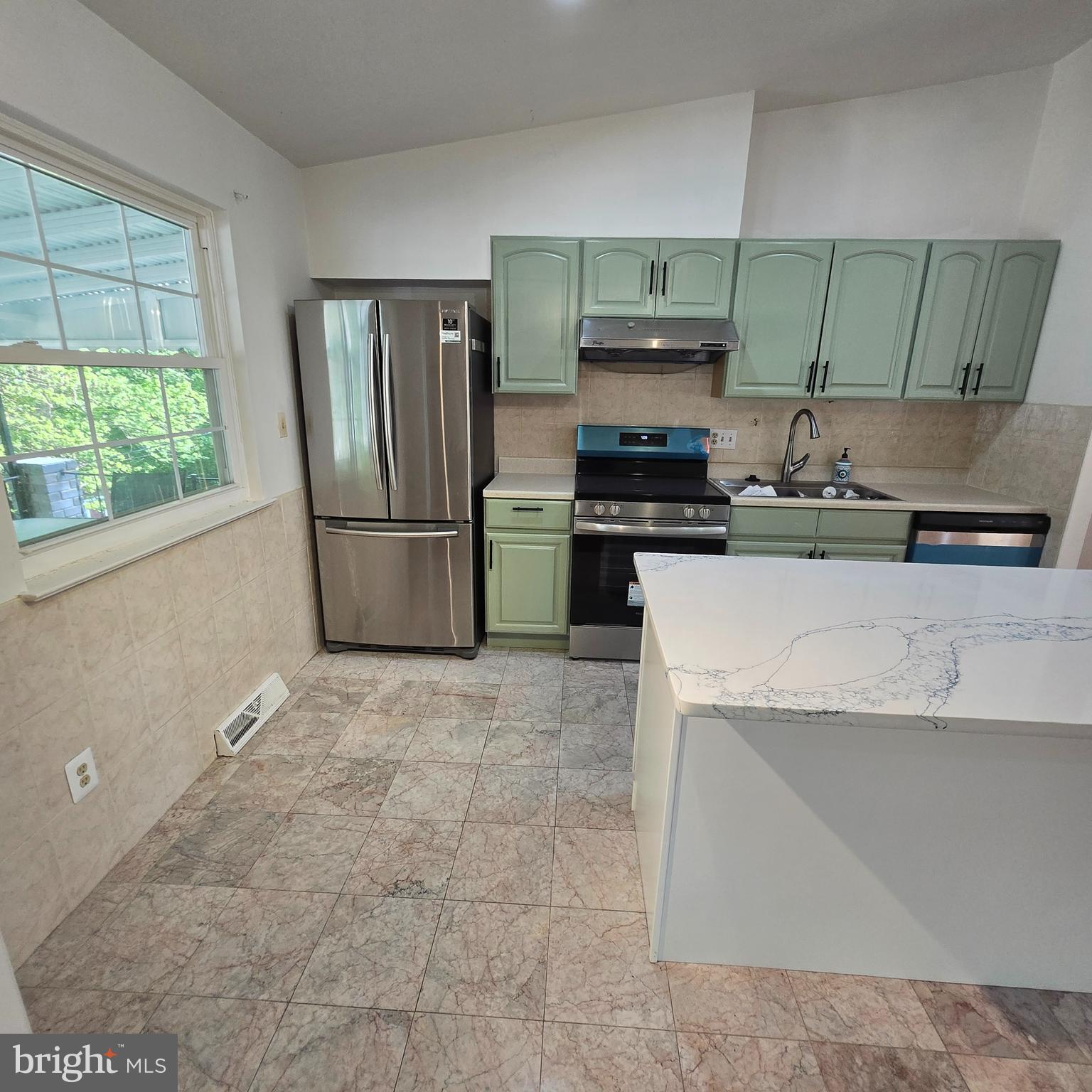 3505 Templar Road Randallstown, MD 21133 - Photo 8 of 40 a kitchen with a refrigerator and a stove top oven