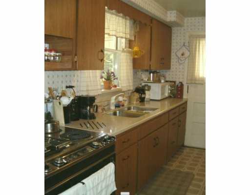 124 Rochester Road Pittsburgh, PA 15229 - Photo 4 of 8 Kitchen.
