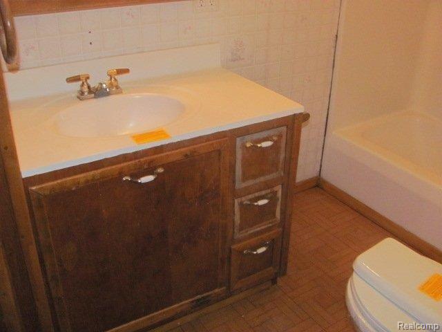 4828 5 Lakes Road North Branch, MI 48461 - Photo 10 of 16 13bath.jpg