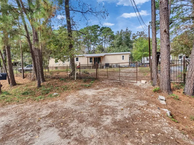 a view of a backyard