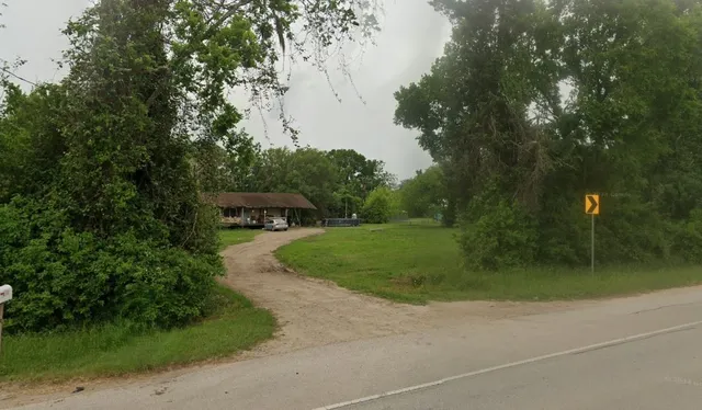 a view of a back yard