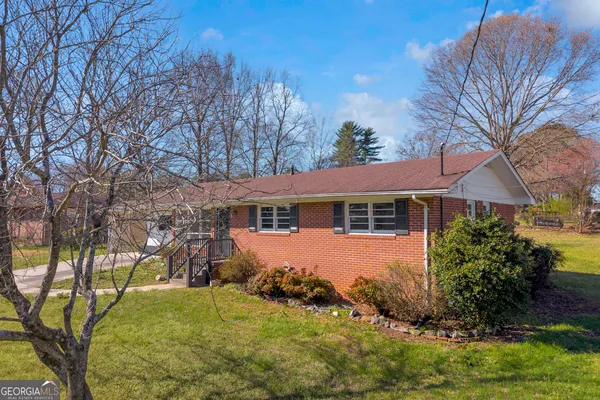 a view of a house with a backyard
