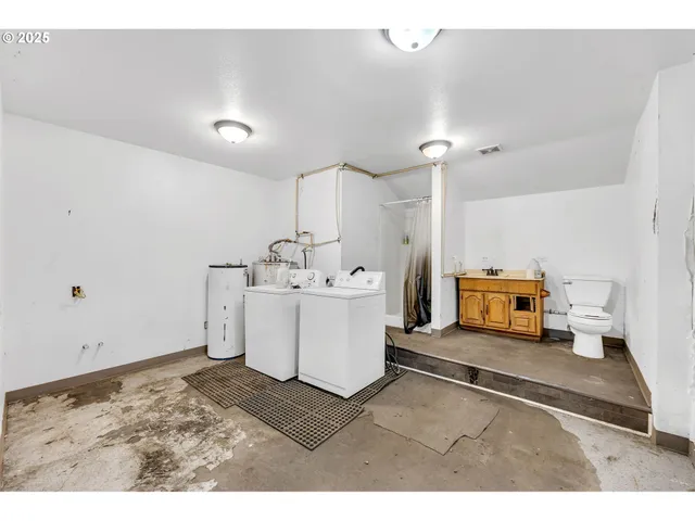 a view of a outdoor space with a house