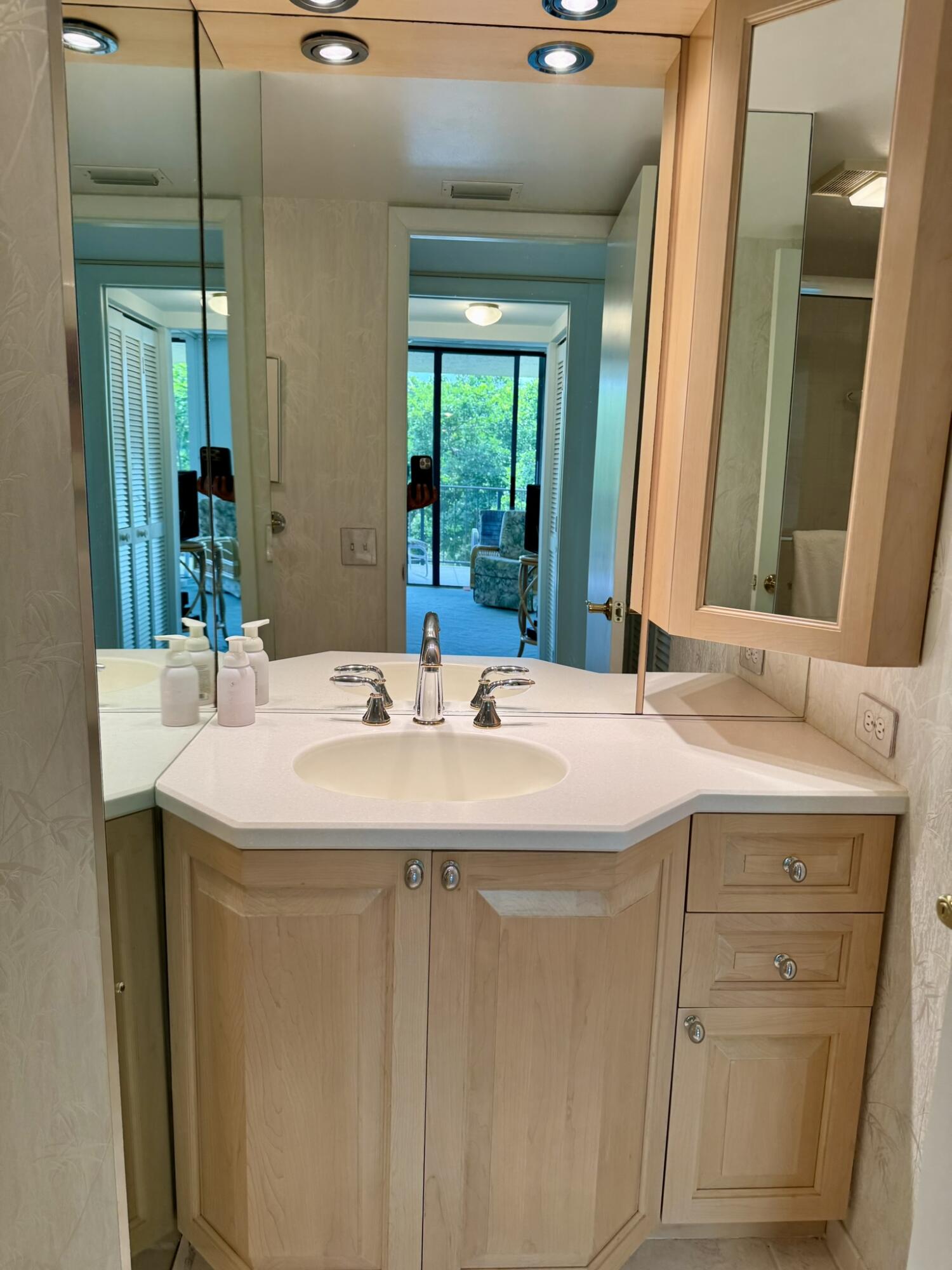 799 Jeffery Street, Unit 4100 Boca Raton, FL 33487 - Photo 25 of 43 Hall Bath Pic 2