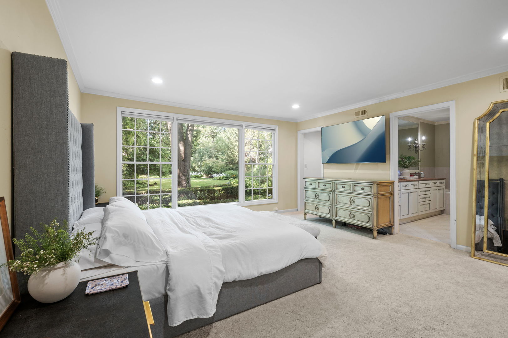 250 South Sheridan Road Lake Forest, IL 60045 - Photo 14 of 30 a bed sitting in a spacious bedroom next to a window