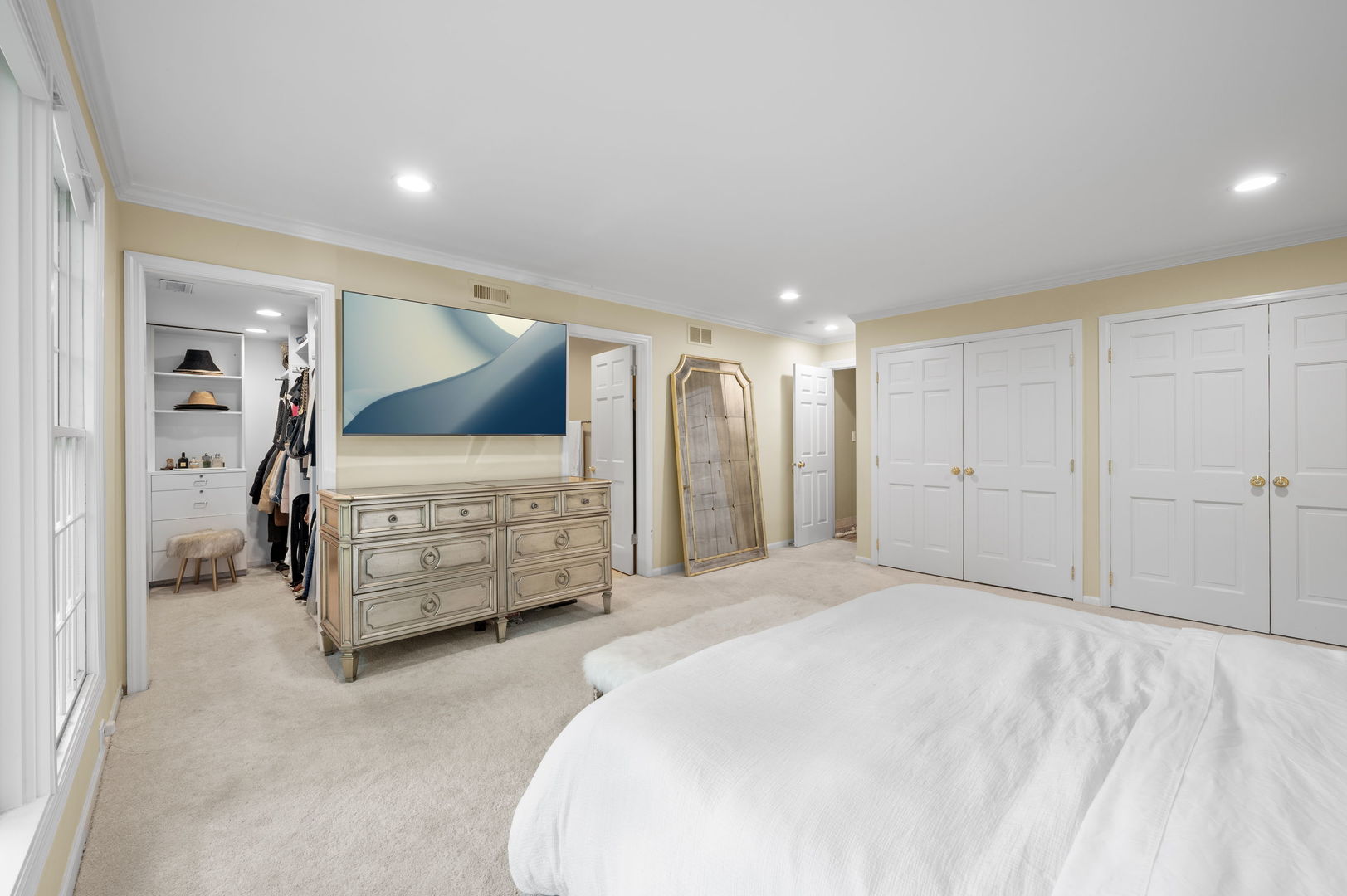 250 South Sheridan Road Lake Forest, IL 60045 - Photo 15 of 30 a spacious bedroom with a bed and a walk in closet