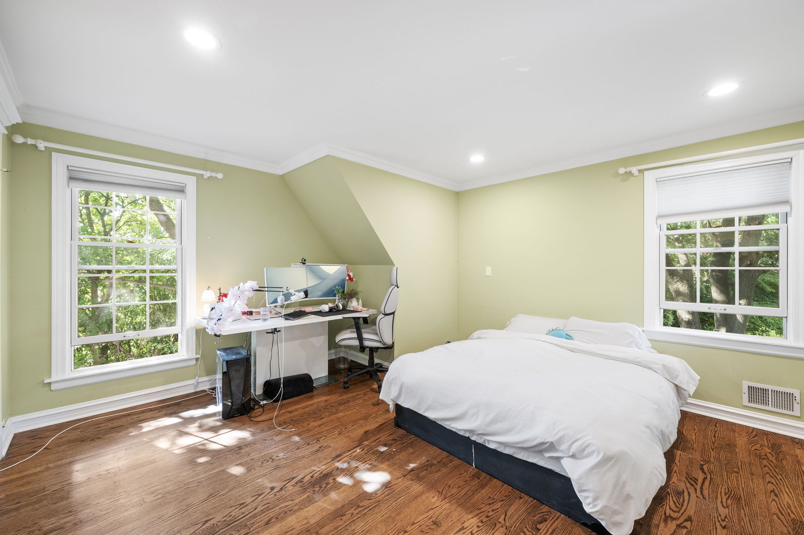 250 South Sheridan Road Lake Forest, IL 60045 - Photo 22 of 30 a bed room with a bed and a chair