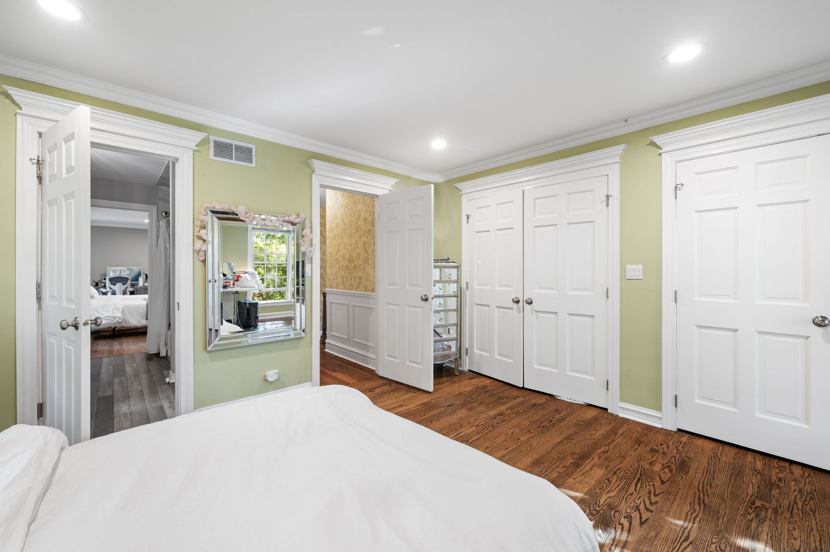 250 South Sheridan Road Lake Forest, IL 60045 - Photo 23 of 30 a bedroom with a bed and closet