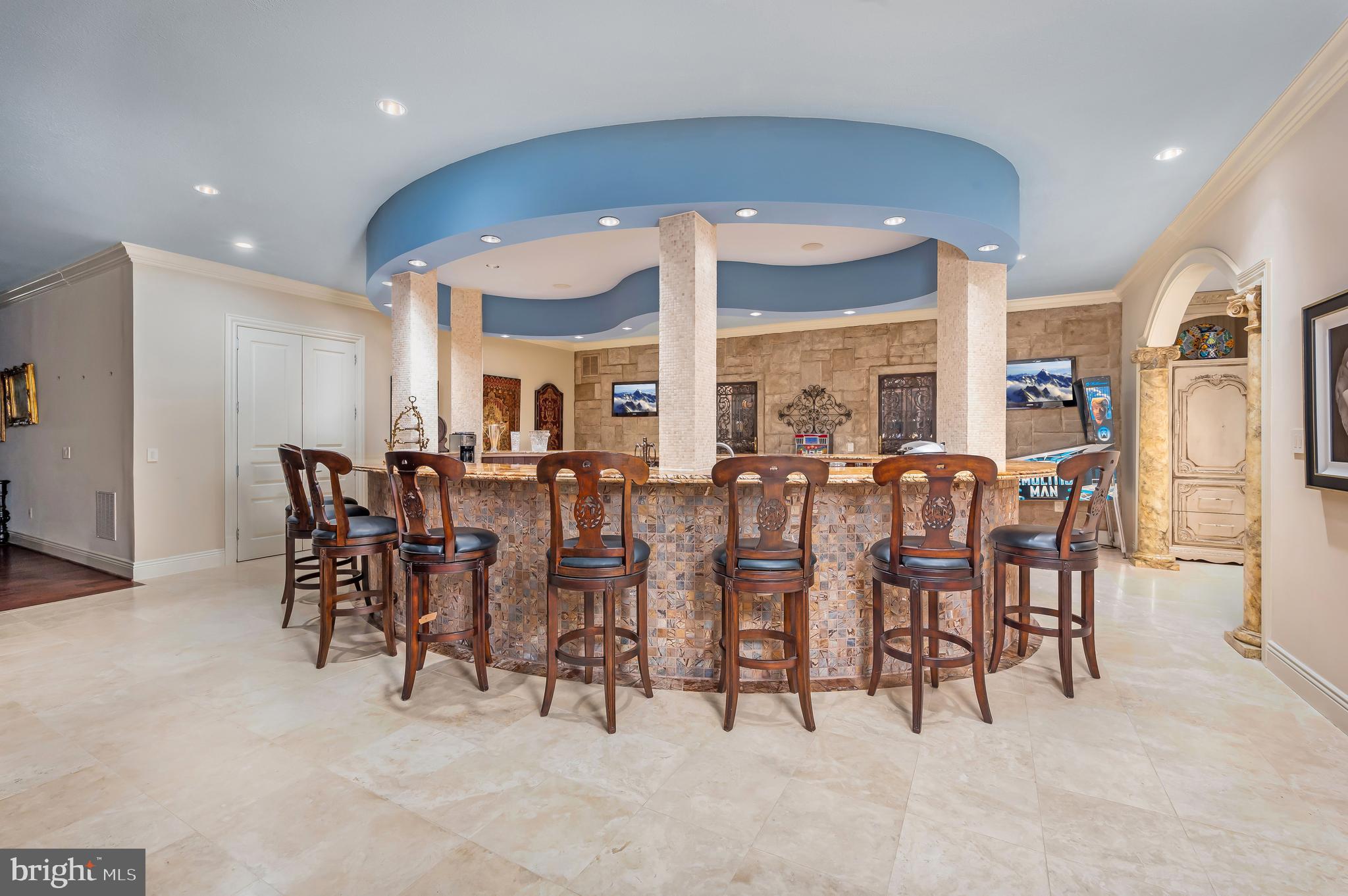 9300 River Road Potomac, MD 20854 - Photo 33 of 50 Circular Bar