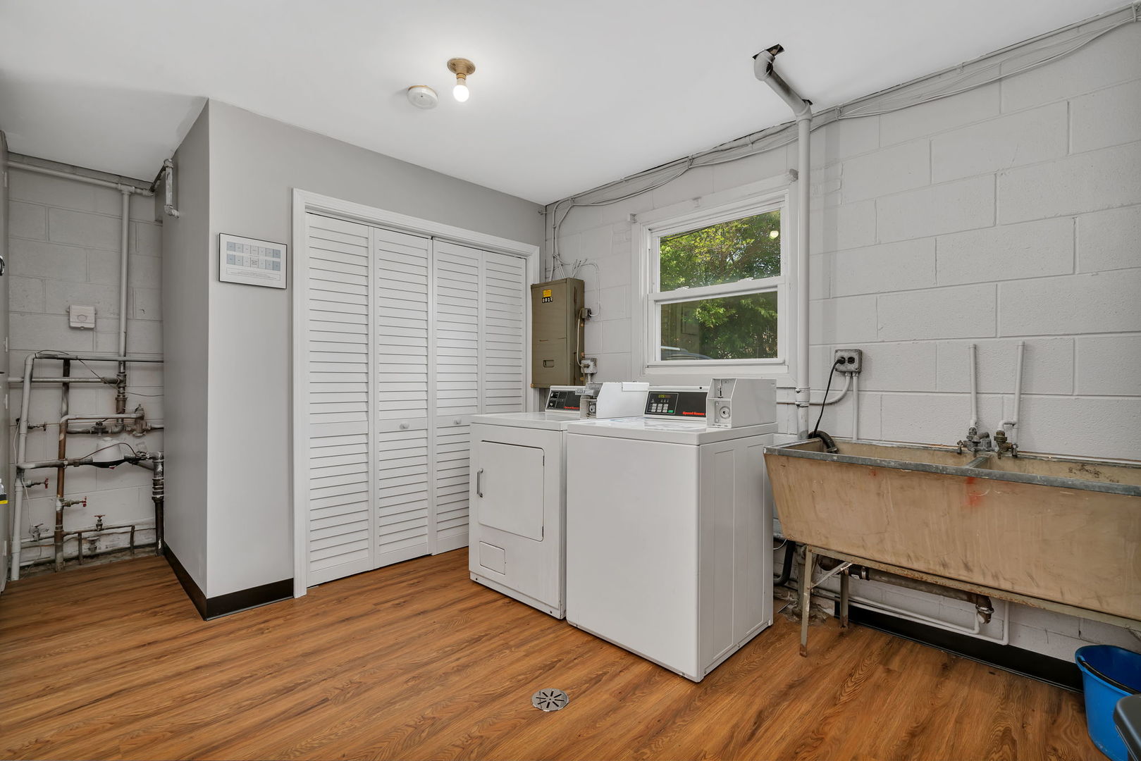 8010 West 84th Street Justice, IL 60458 - Photo 2 of 32 a room with a chair and a stove top oven