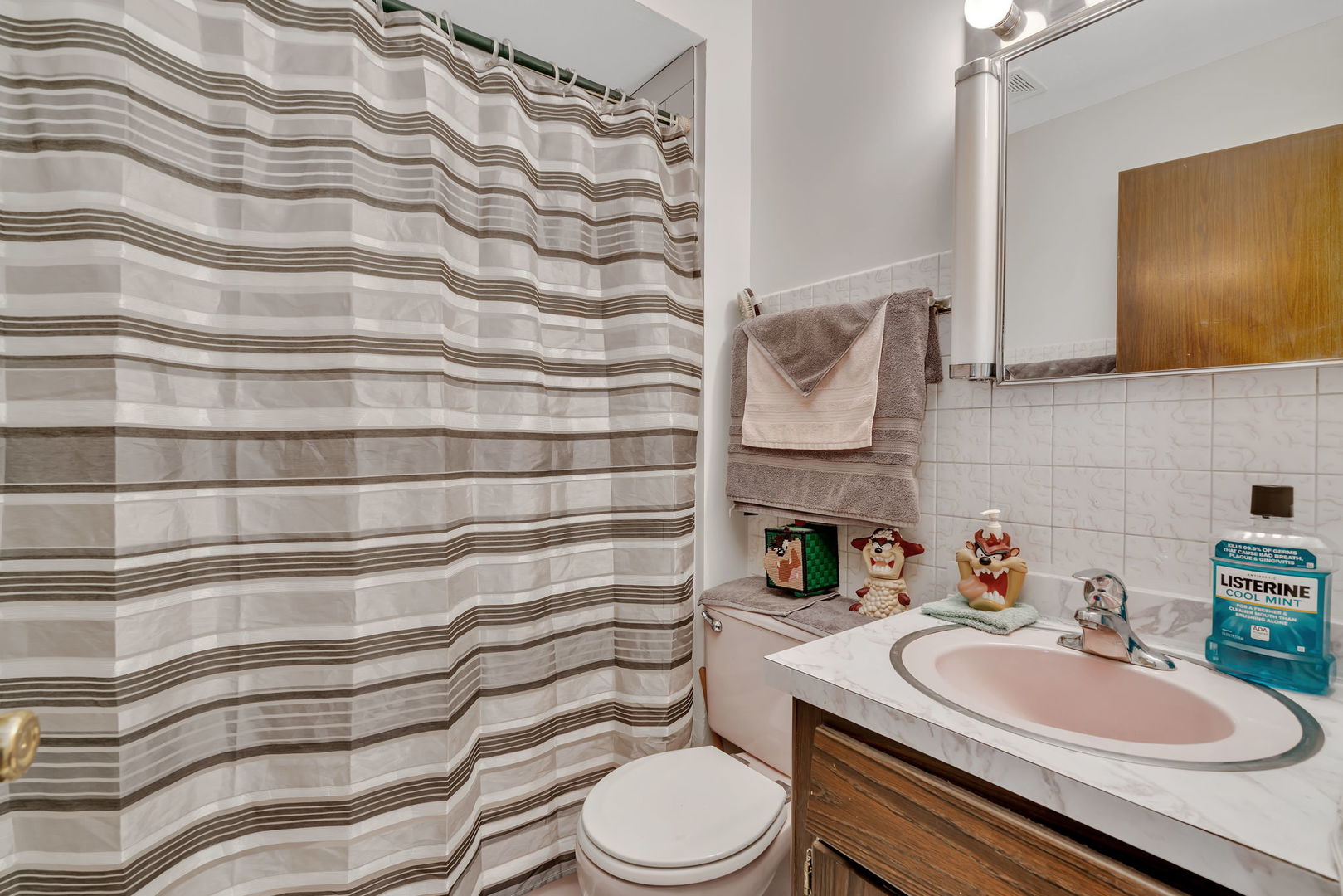 8010 West 84th Street Justice, IL 60458 - Photo 28 of 32 a bathroom with a sink toilet and mirror
