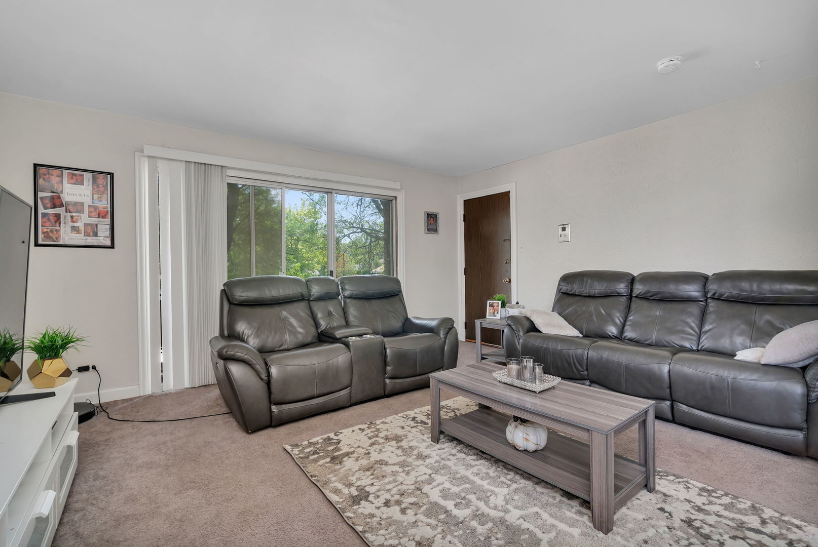 8010 West 84th Street Justice, IL 60458 - Photo 4 of 32 a living room with furniture and a large window