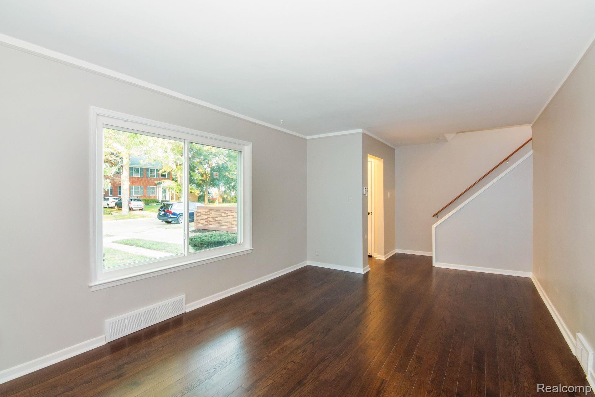 1583 Bournemouth Road Grosse Pointe, MI 48236 - Photo 3 of 13 02-7.jpg
