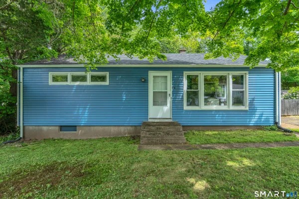 a view of front of a house with a yard