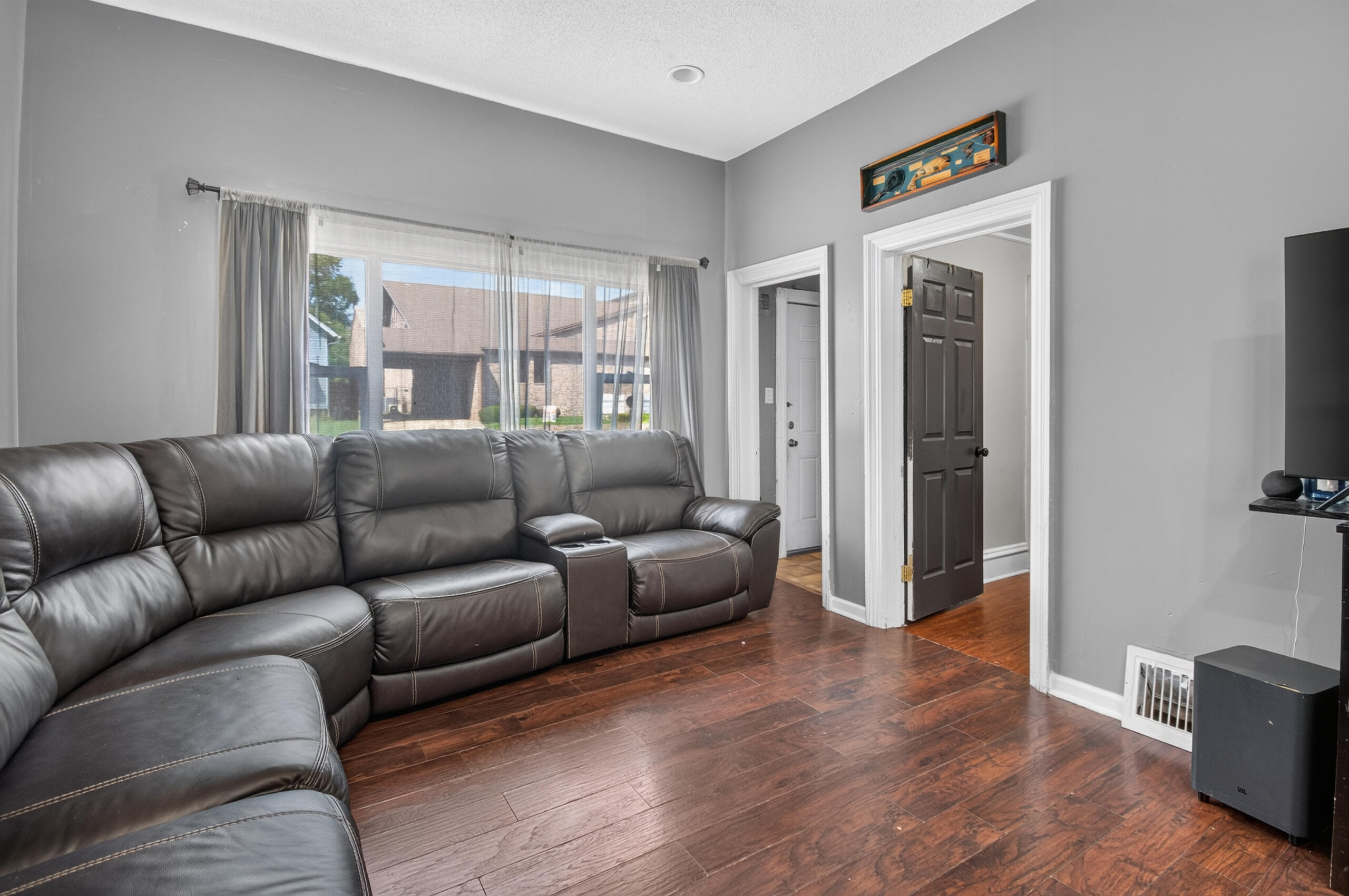 513 North Memorial Drive Racine, WI 53404 - Photo 17 of 28 living room