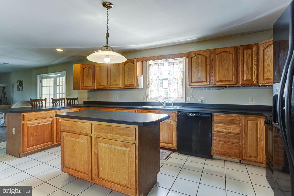 11077 Garland Road Denton, MD 21629 - Photo 9 of 52 Large open country Kitchen