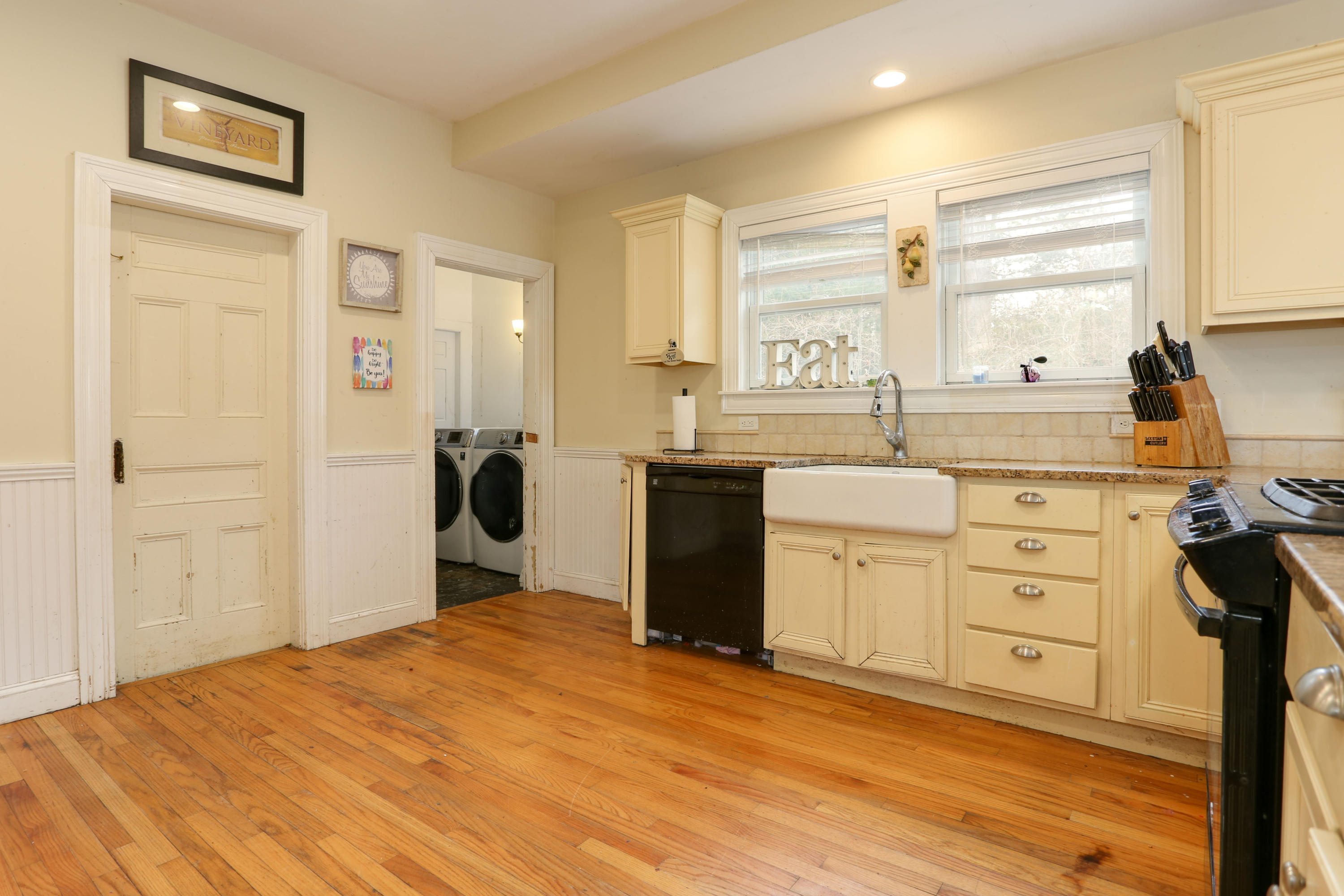 388 County Road Monument Beach, MA 02532 - Photo 2 of 23 388CouLR-2