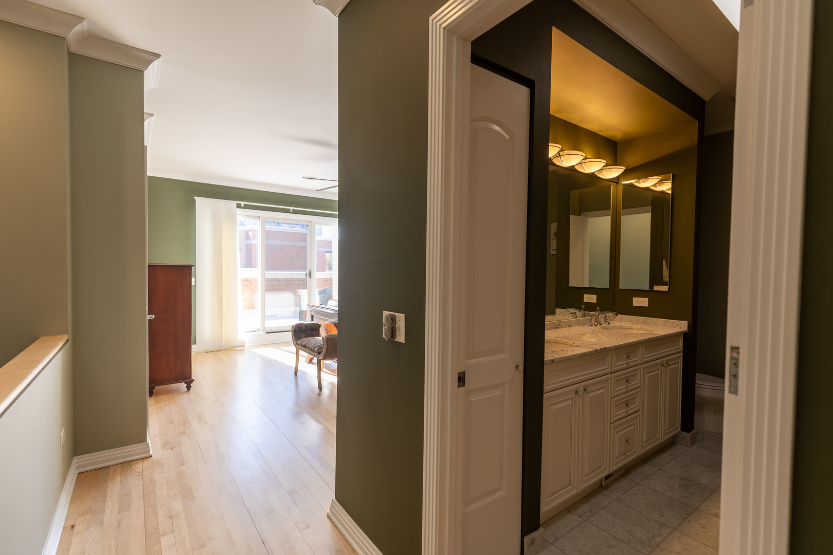 1125 West Monroe Street Chicago, IL 60607 - Photo 20 of 49 a view of a hallway with wooden floor and a bathroom