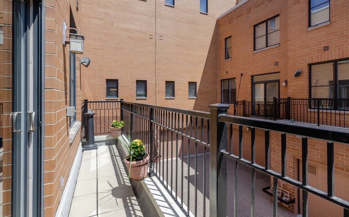 1125 West Monroe Street Chicago, IL 60607 - Photo 23 of 49 a view of a balcony with wooden floor and fence