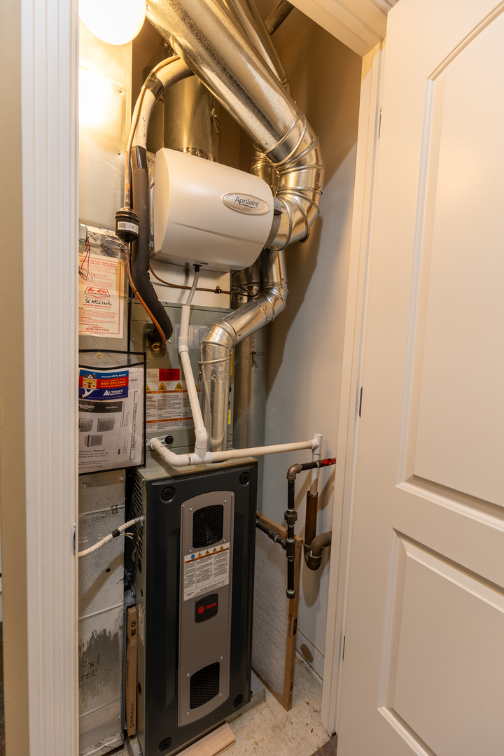 1125 West Monroe Street Chicago, IL 60607 - Photo 39 of 49 a utility room with dryer and washer