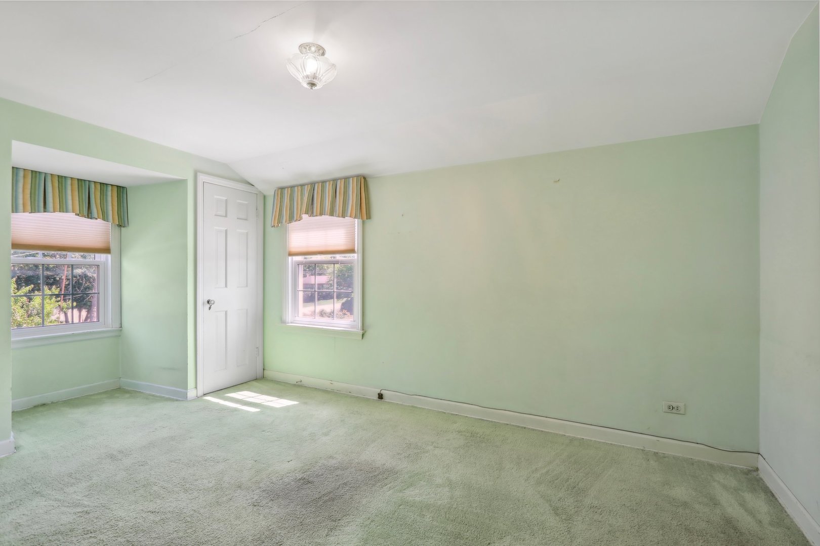 10 North Elmhurst Road Prospect Heights, IL 60070 - Photo 15 of 50 an empty room with windows