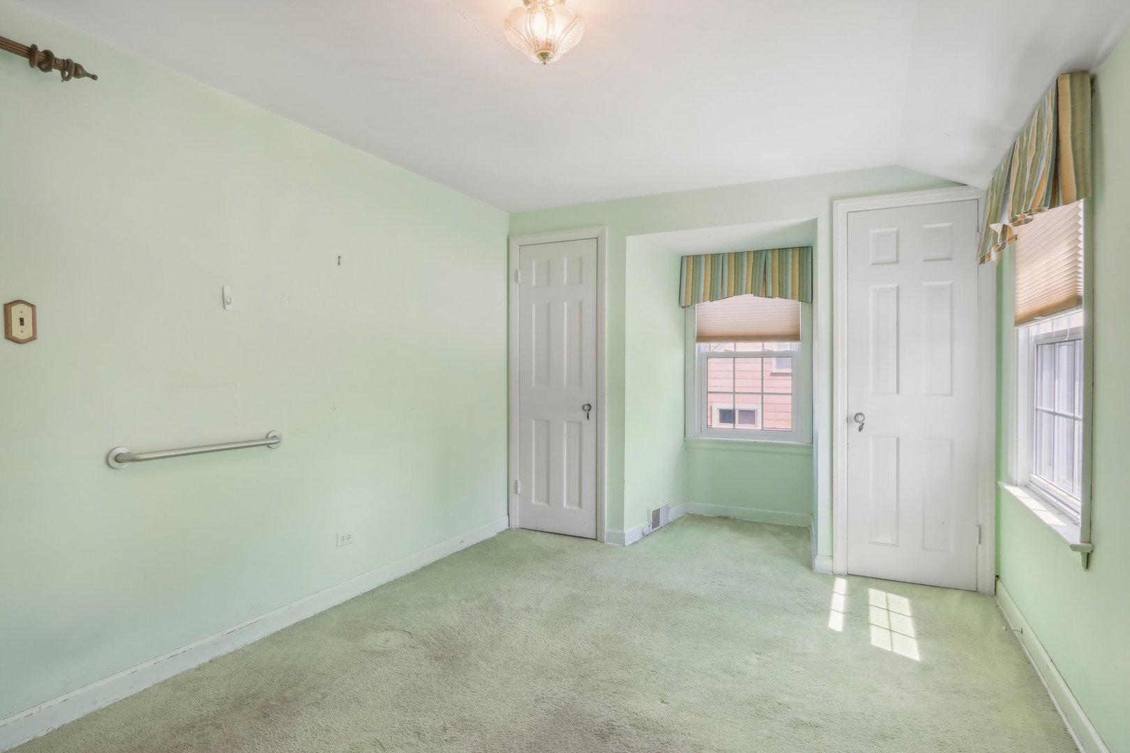 10 North Elmhurst Road Prospect Heights, IL 60070 - Photo 16 of 50 a view of an empty room