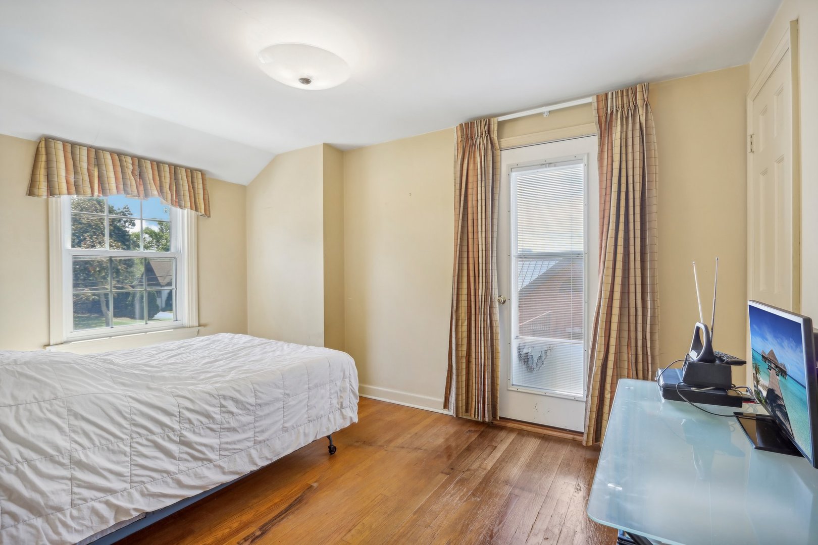 10 North Elmhurst Road Prospect Heights, IL 60070 - Photo 18 of 50 a bedroom with a bed and a mirror