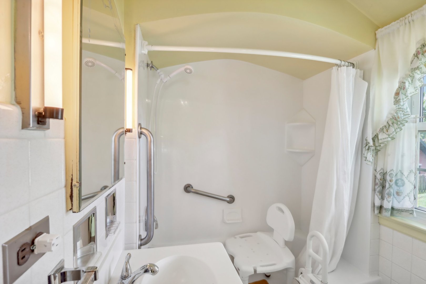 10 North Elmhurst Road Prospect Heights, IL 60070 - Photo 21 of 50 a bathroom with a shower curtain and a sink