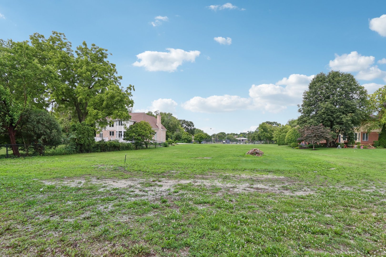 10 North Elmhurst Road Prospect Heights, IL 60070 - Photo 34 of 50 a view of a grassy field