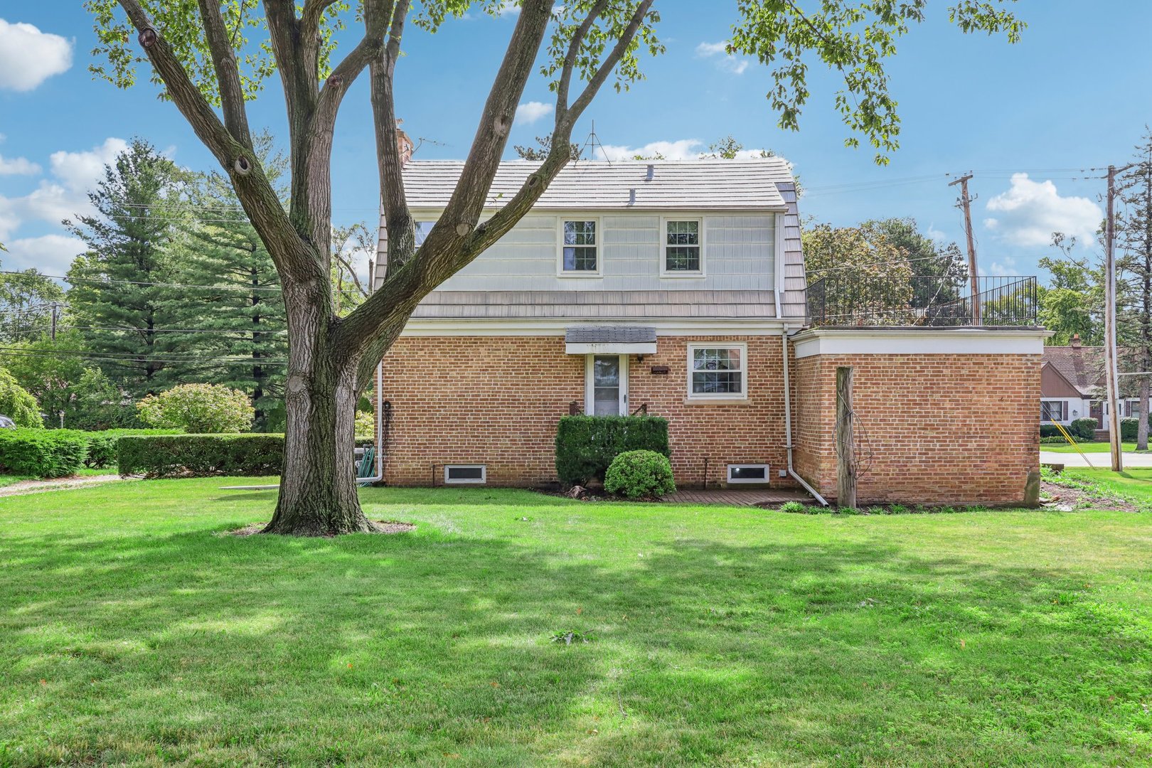 10 North Elmhurst Road Prospect Heights, IL 60070 - Photo 4 of 50 a view of a house with a yard