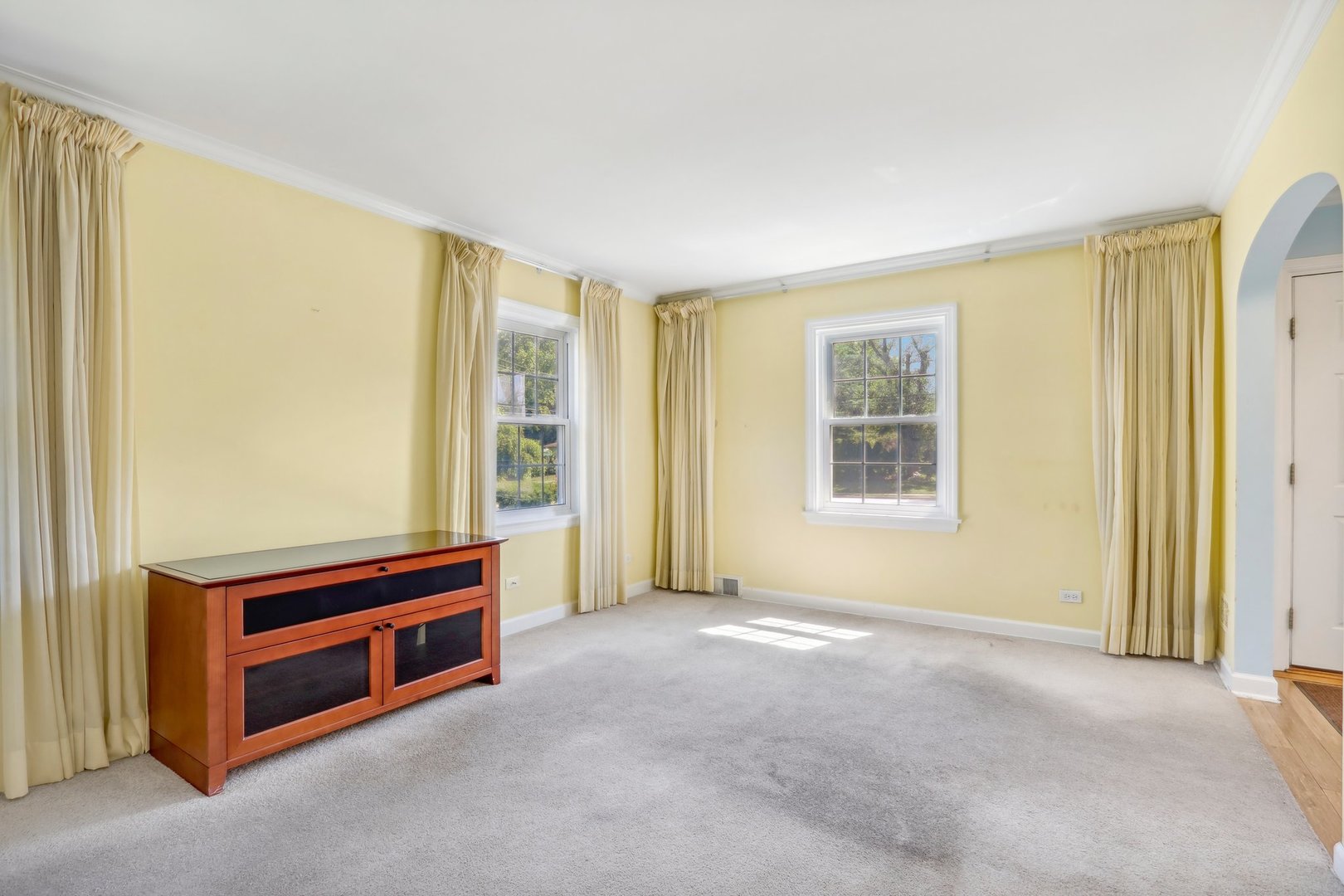 10 North Elmhurst Road Prospect Heights, IL 60070 - Photo 8 of 50 a spacious bedroom with a bed and a window