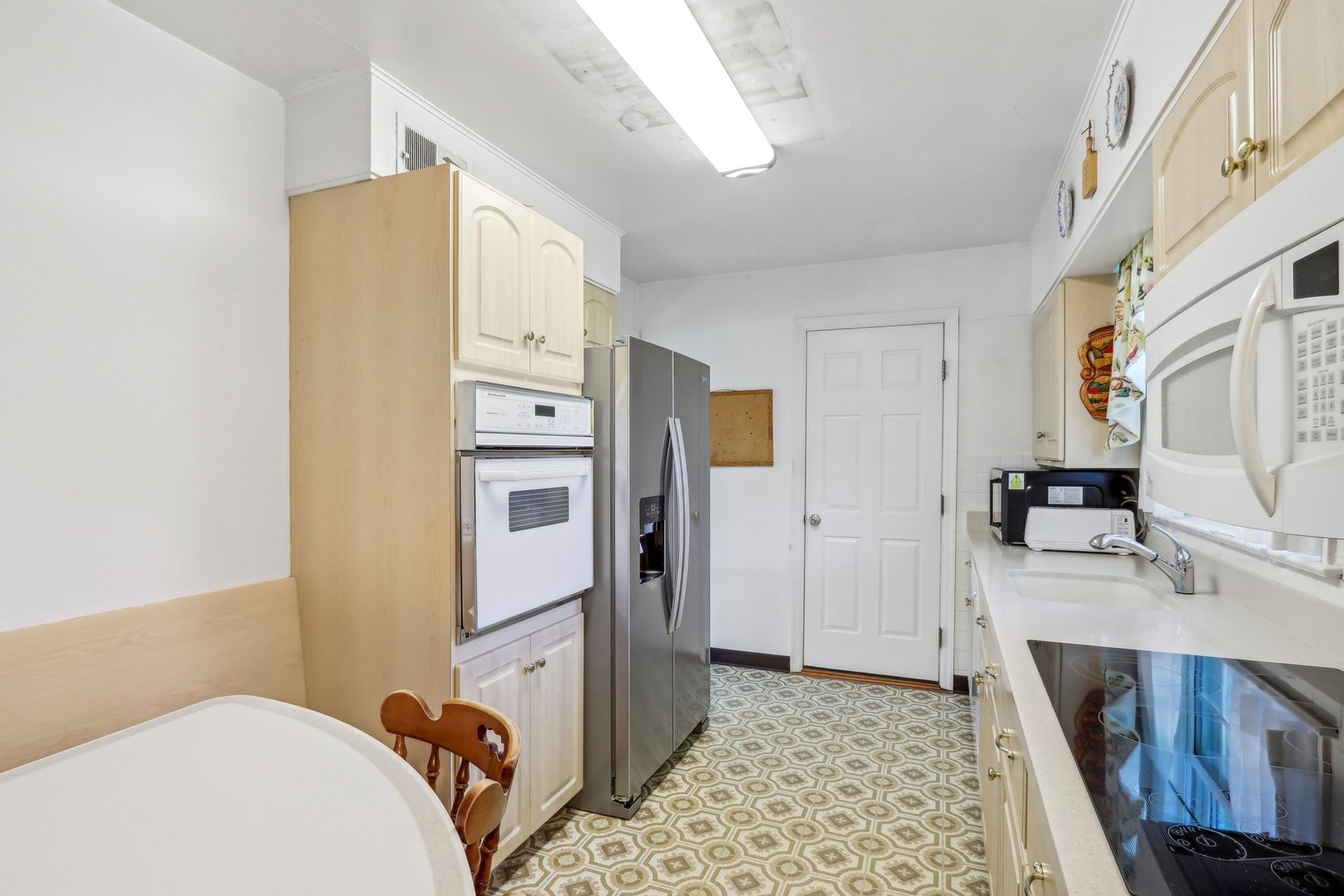 10 North Elmhurst Road Prospect Heights, IL 60070 - Photo 9 of 50 a bedroom with a bed and a stove top oven