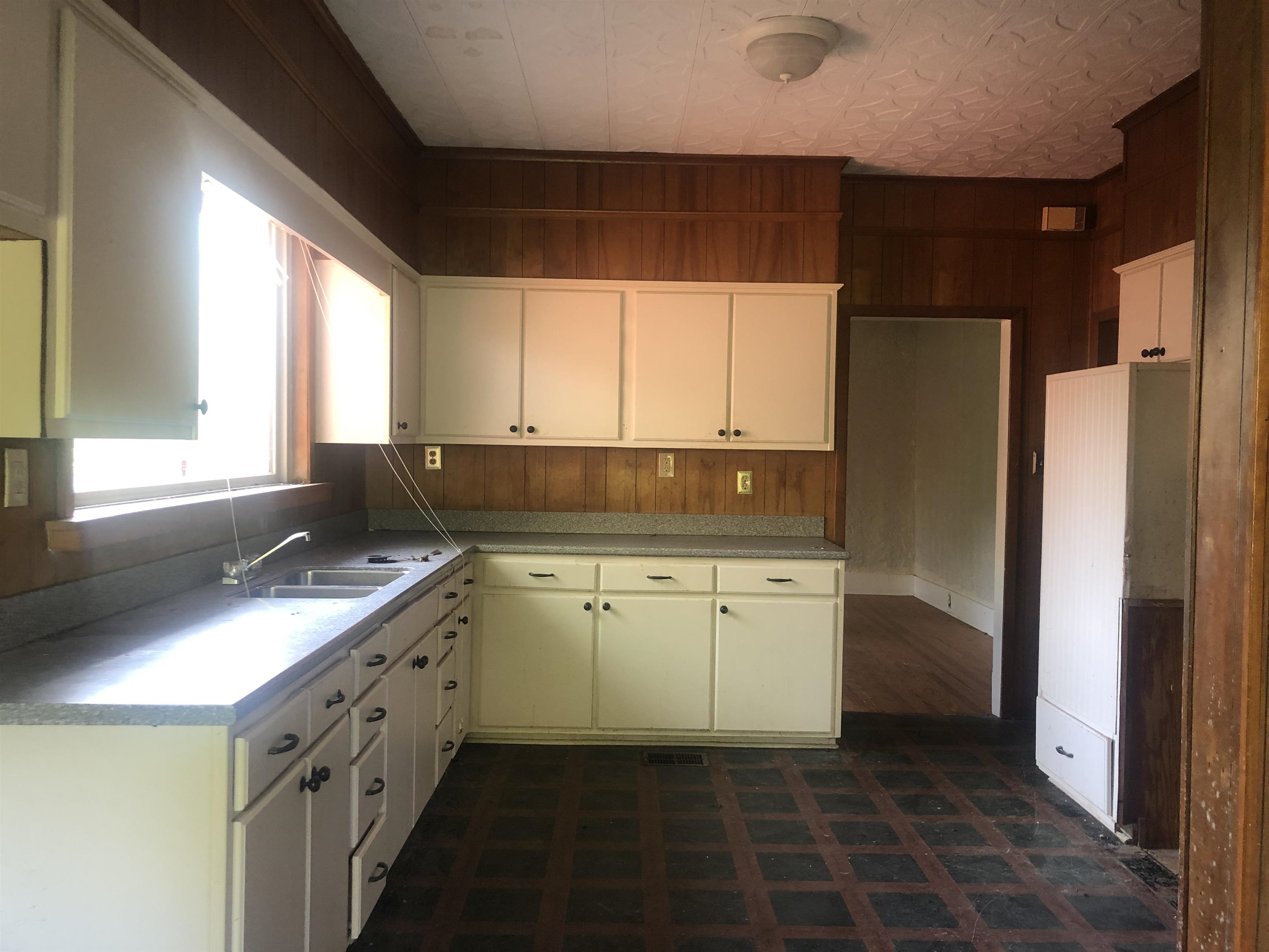 3688 Graves Road Memphis, TN 38116 - Photo 4 of 23 a kitchen with a sink stove and refrigerator