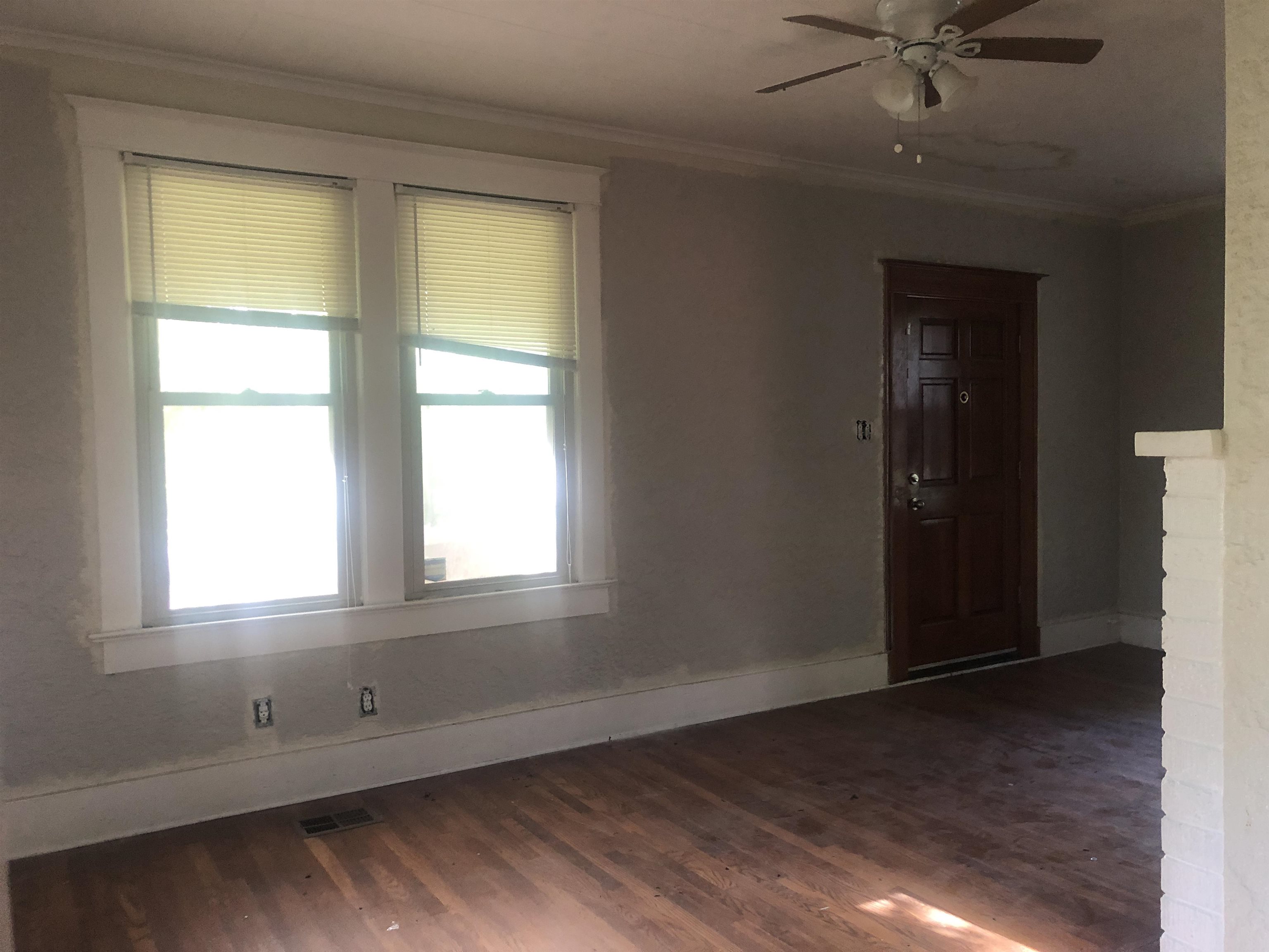 3688 Graves Road Memphis, TN 38116 - Photo 8 of 23 an empty room with a window and a ceiling fan